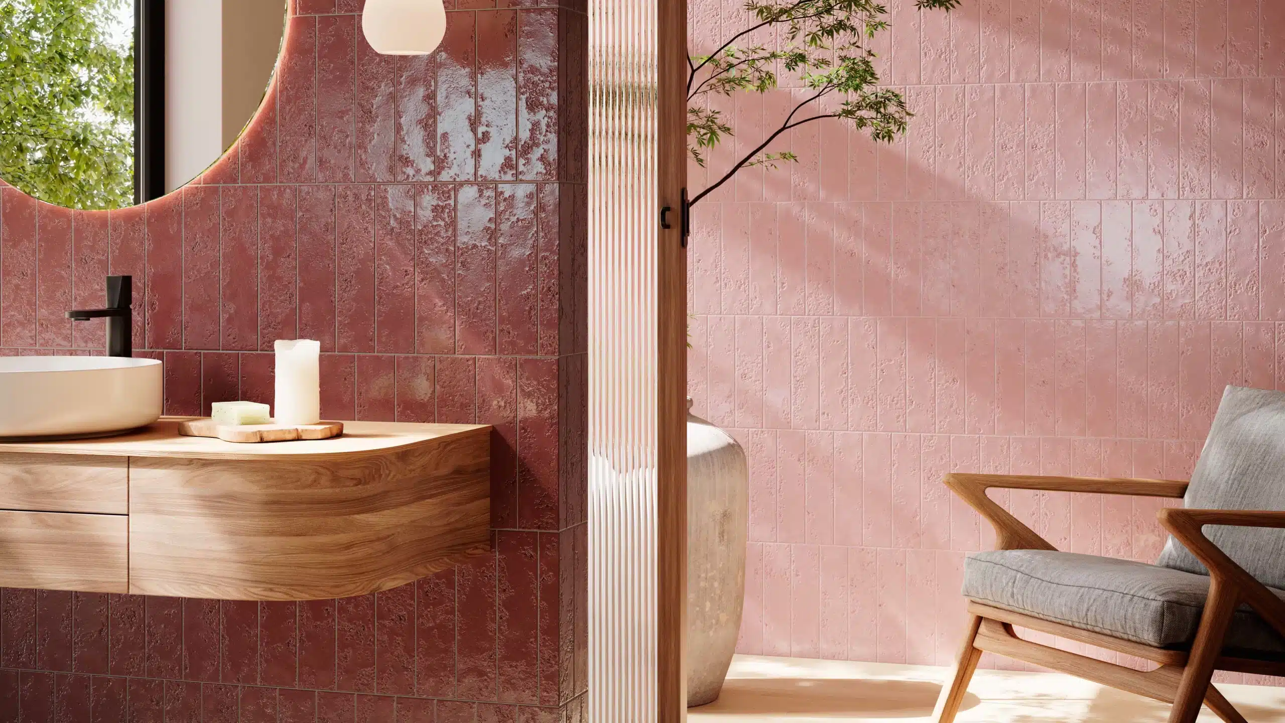 Badkamer met roze glanzende wandtegels en een houten badmeubel