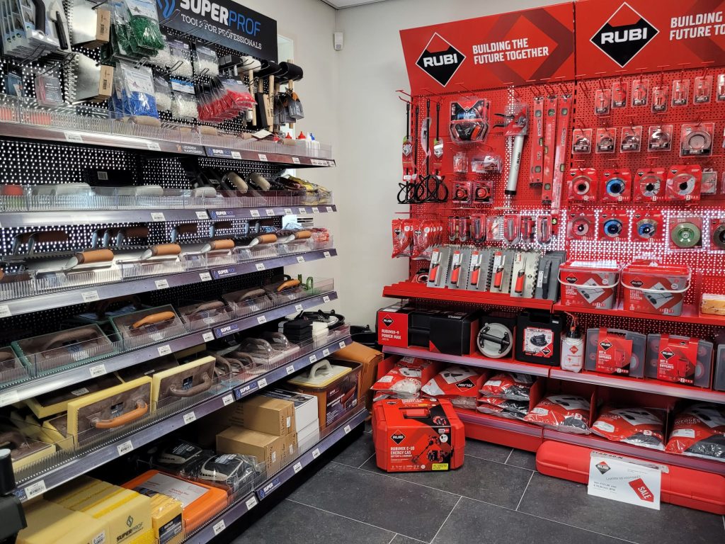 Gereedschapswand met Rubi en Superprof gereedschap voor tegelzetters