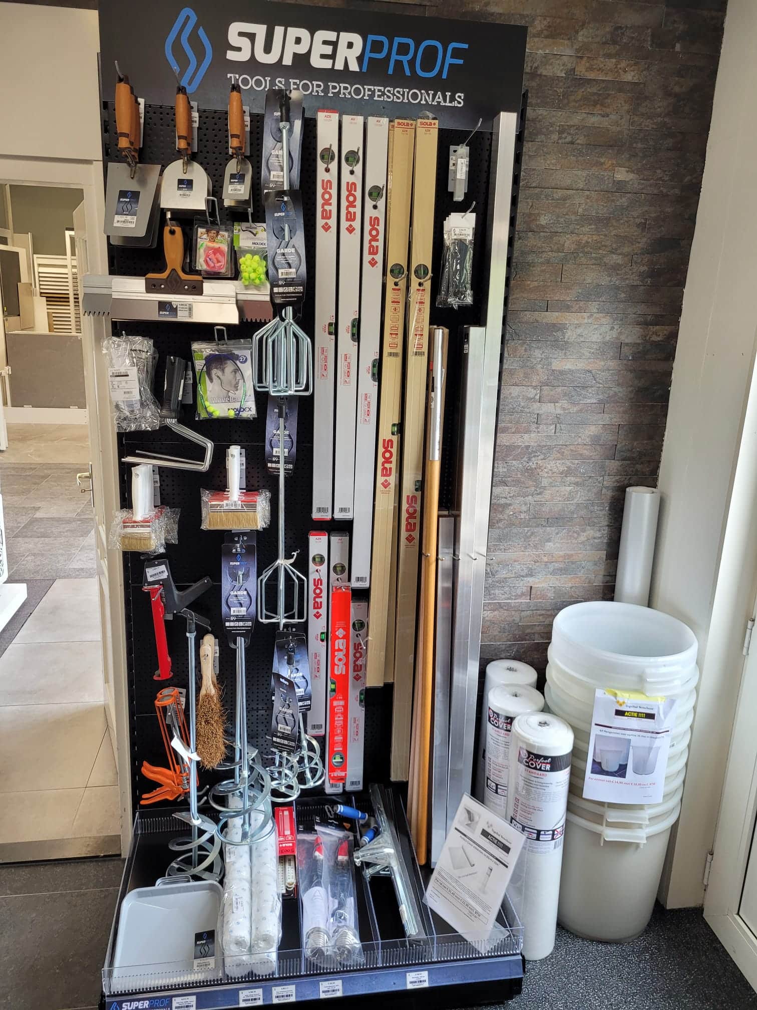 Display met Superprof gereedschap, waterpassen en rollen in de winkel