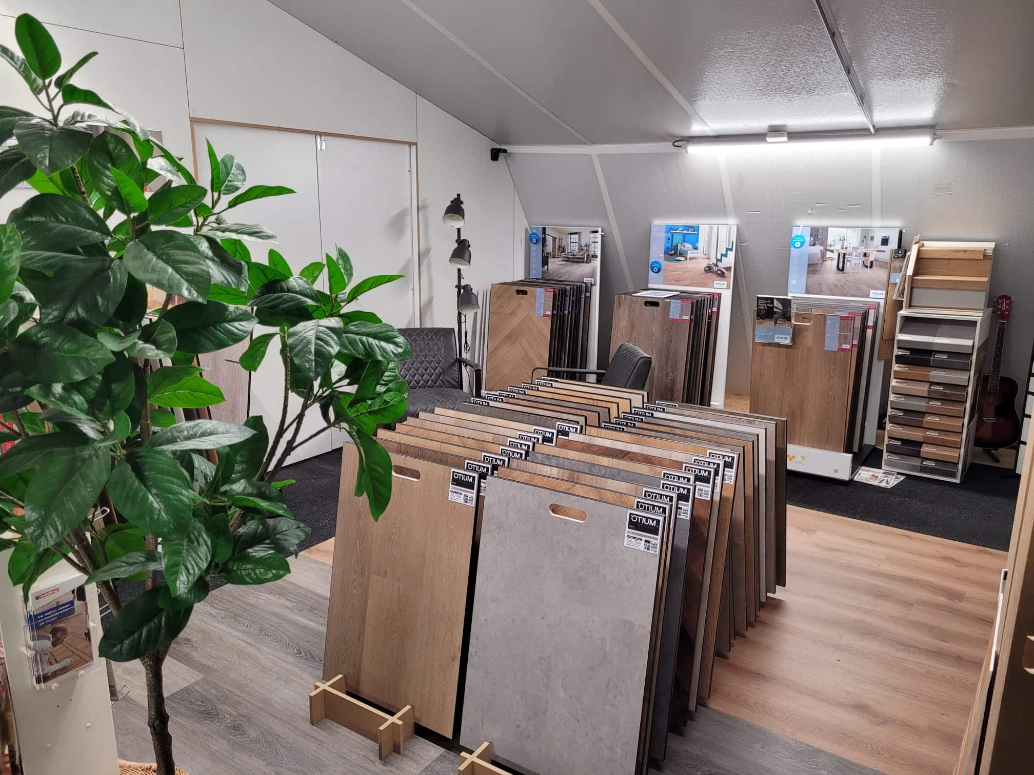 Rekken met grote vloertegelstalen in de tegelshowroom in Lunteren