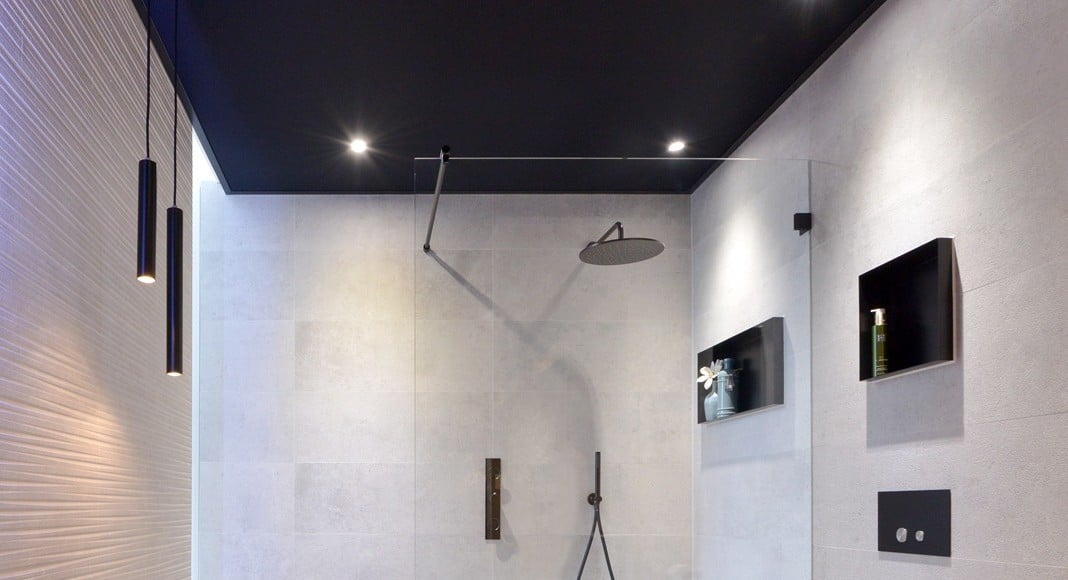 Badkamer met zwart spanplafond van KS Plafonds en hanglampen