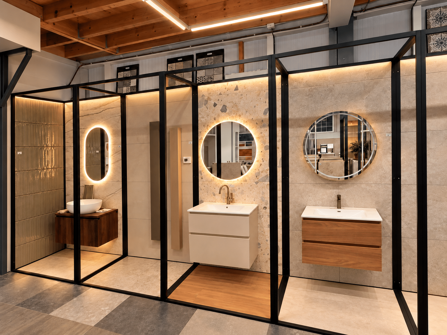 Badkameropstellingen in de showroom met badmeubels en ronde spiegels met verlichting